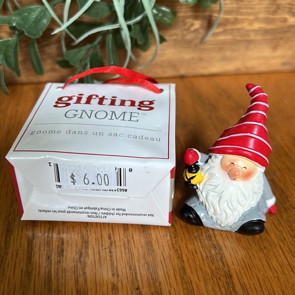 Mini Gifting Gnome - Picture 2 of 2